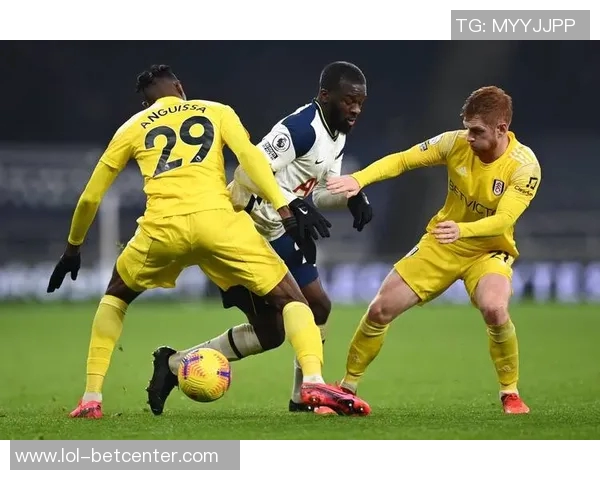 西甲激战：巴黎圣日耳曼与AC米兰战成平局精彩瞬间引发全场沸腾