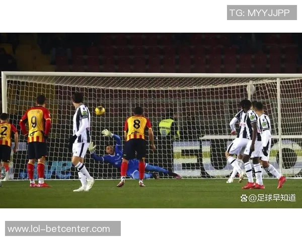 西甲激战：那不勒斯大胜本菲卡争议判罚引发全场热议