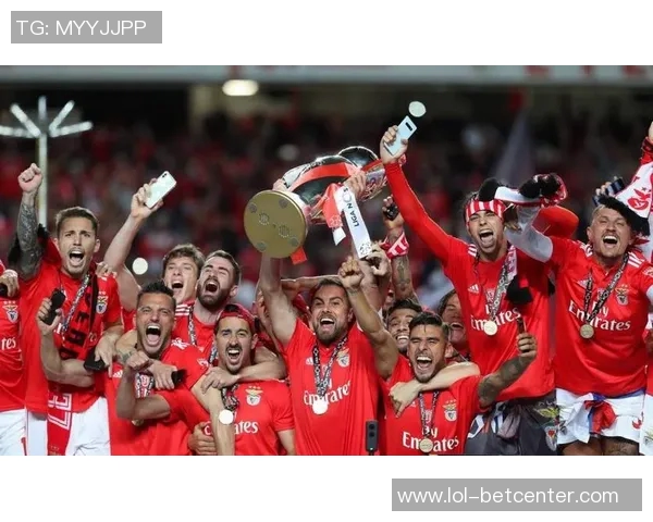 足总杯激战曼联与皇马互交白卷红牌争议引发全场热议 足总杯激战曼联与皇马互交白卷红牌争议引发全场热议