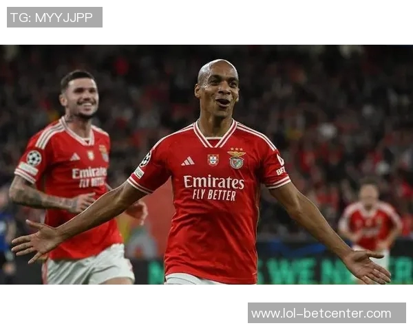 国米逆袭本菲卡3-0晋级世界杯争议判罚引发全场热议